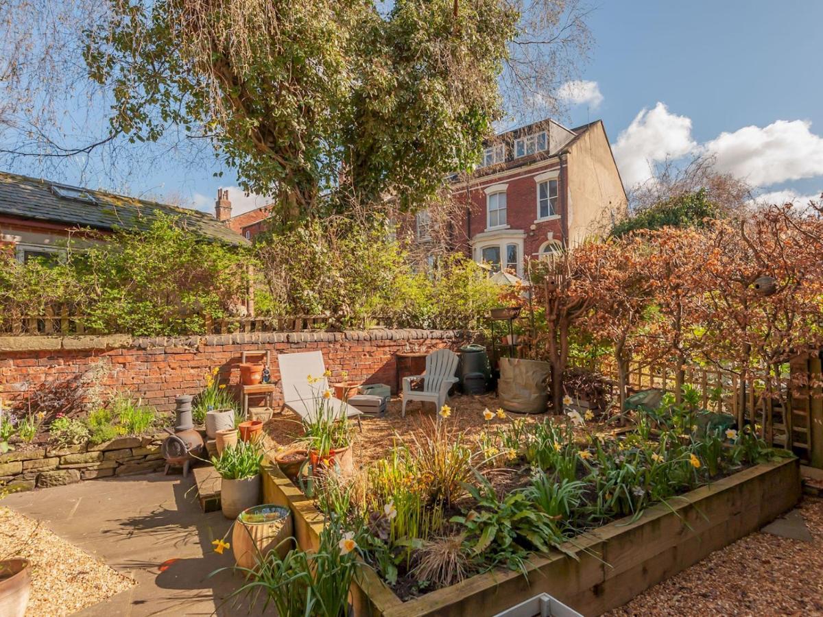 Pass The Keys Wonky Cottage With Amazing Garden Лидс Экстерьер фото
