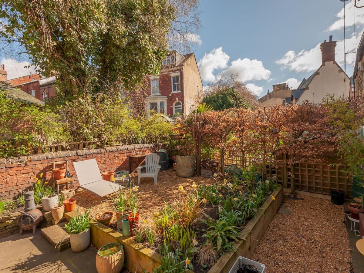 Pass The Keys Wonky Cottage With Amazing Garden Лидс Экстерьер фото