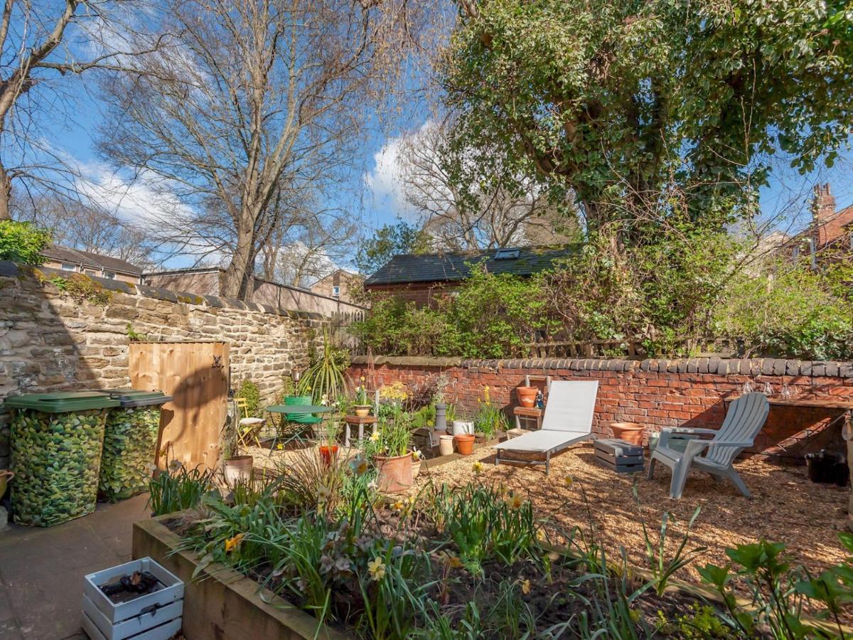 Pass The Keys Wonky Cottage With Amazing Garden Лидс Экстерьер фото